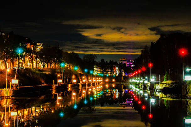 Trollhattan, Schweden Eine Schiffsschleuse auf dem Gota-Kanal in der Nacht. - Foto, Bild