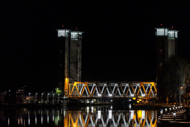 Trollhattan, Schweden Eine Eisenbahnbrücke über den Gota-Kanal in der Innenstadt. - Foto, Bild