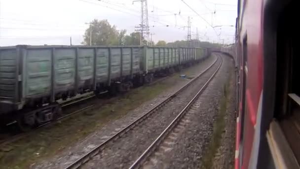 поїзд, Проходячи повз станції з контрейлерний потяг в Росії - Кадри, відео