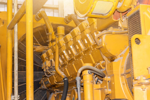 Un generador diesel eléctrico muy grande, fragmento del motor diesel industrial amarillo para el generador eléctrico en statio de la energía - Foto, Imagen