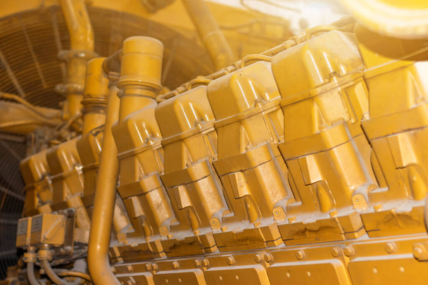 Um gerador diesel elétrico muito grande, Fragmento de motor diesel industrial amarelo para gerador elétrico na relação de potência - Foto, Imagem