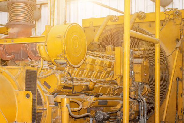 Erittäin suuri sähköinen dieselgeneraattori, Fragment keltainen teollisuuden dieselmoottori sähkögeneraattori teho statio - Valokuva, kuva