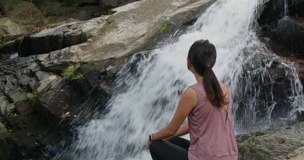 Vrouw kijk naar de waterval - Foto, afbeelding