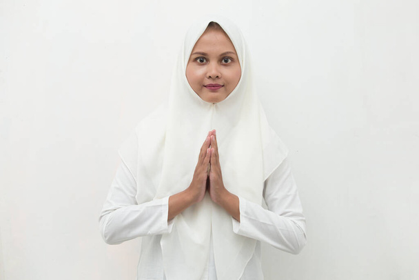 Азійська мусульманка вітає гостей жестом - Фото, зображення