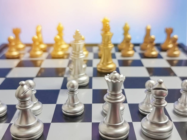 Biznes koncepcja gry w szachy konkurencji na tle koncepcji wojny, strategia biznesowa - Zdjęcie, obraz