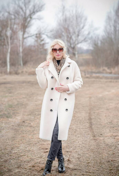 Frau in weißer Pelzjacke, Leopardenschal, Katzenbrille, Porträt einer blonden netten Dame, trendiges Konzept - Foto, Bild