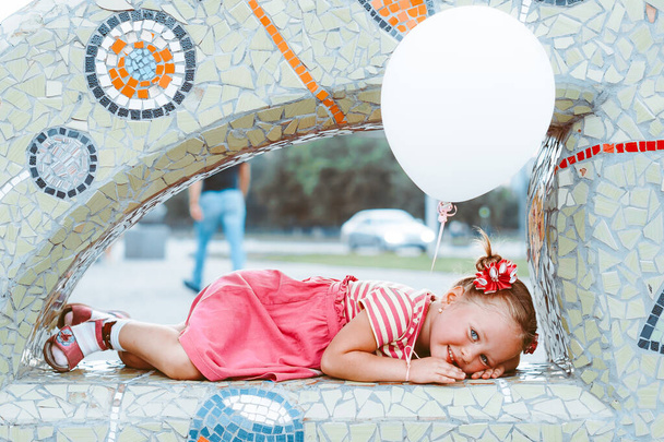 niña en el parque con un globo - Foto, imagen