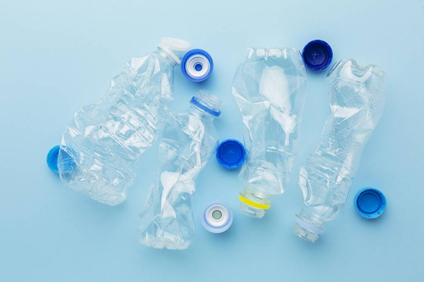 tapas botellas vista superior residuos de plástico. Resolución y alta calidad hermosa foto - Foto, Imagen