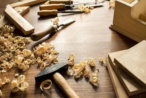 herramientas y aserrín de madera en taller. Resolución y alta calidad hermosa foto - Foto, imagen