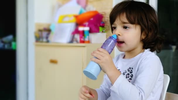 ребенок делает самостоятельно мытье носа или носовой душ в одиночку со специальным беспроводным устройством - Кадры, видео