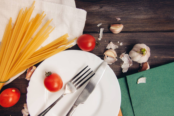 ingredientes para hacer plato de pasta italiana con utensilios de cocina - Foto, Imagen
