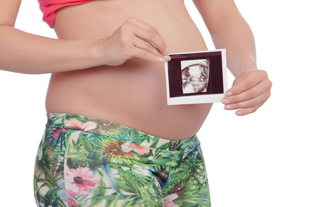 Взволнованная беременная женщина с ультразвуком своей малышки
 - Фото, изображение