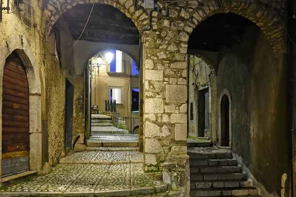 Úzká ulice mezi starými domy Guardia Sanframondi, horské vesnice v provincii Benevento, Itálie. - Fotografie, Obrázek