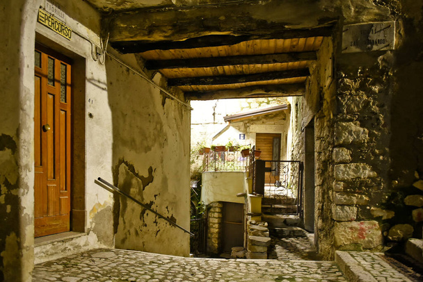 Wąska uliczka pomiędzy starymi domami Guardii Sanframondi, górskiej wioski w prowincji Benevento, Włochy. - Zdjęcie, obraz