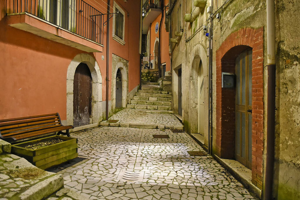 Une rue étroite entre les vieilles maisons de Guardia Sanframondi, un village de montagne dans la province de Bénévent, Italie. - Photo, image