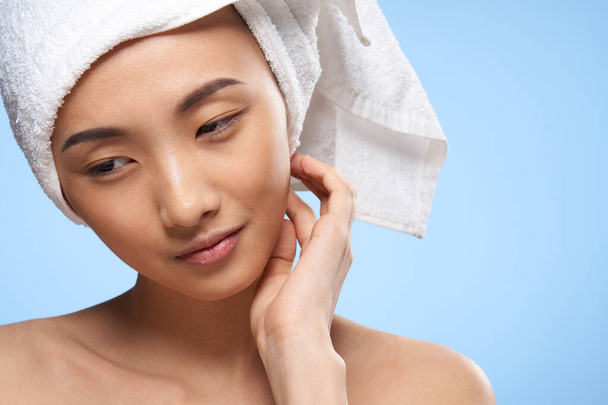 bonito mulher toalha na cabeça limpo pele saúde close-up - Foto, Imagem