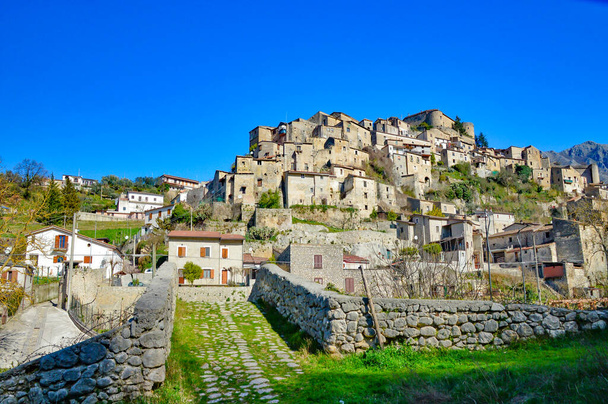 プラタ・サンニータのパノラマビュー、イタリアのカゼルタ州の中世の村. - 写真・画像