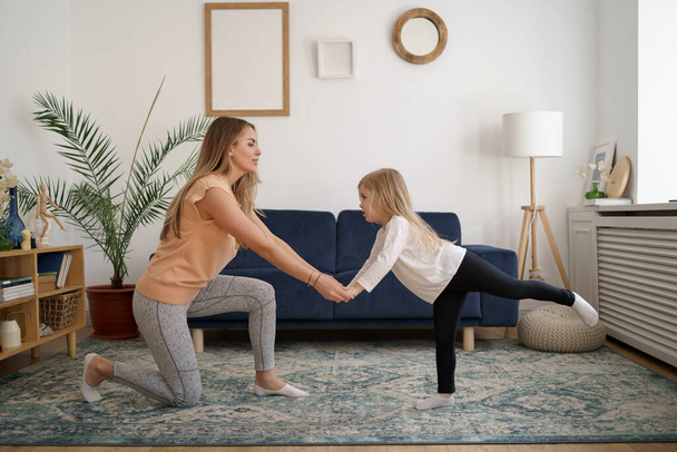 Happy fit sportovní matka a legrační aktivní dcera baví tanec společně doma - Fotografie, Obrázek