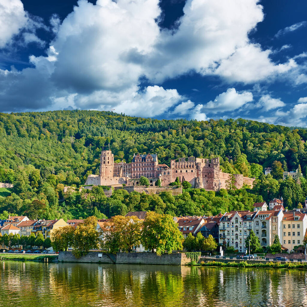 Heidelberg cidade com ponte velha de Karl Theodor e castelo no rio de Neckar em Baden-Wurttemberg, Alemanha  - Foto, Imagem