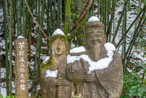 Standbeelden van Tougoro en zijn vrouw, die volgens de legende goud vonden en de Japanse stad Kanazawa zijn naam gaven. VERTALING VAN TEKST: Tougoro de aardappelgraver en zijn vrouw. - Foto, afbeelding