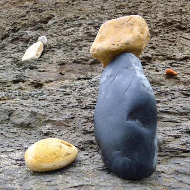 Anordnung von ausgewogenen Steinen am öffentlichen Strand von Robin Hood 's Bay, einem kleinen Fischerdorf und einer Bucht im North Yorkshire Moors National Park, England. - Foto, Bild