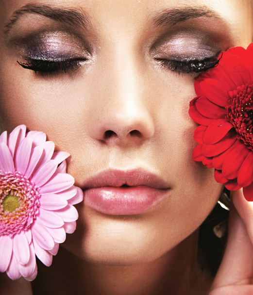 Beauty brunette with flowers - Foto, Imagem