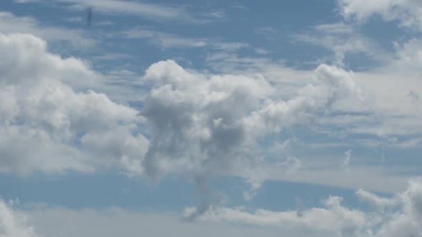 Σύννεφα που σχηματίζονται στον γαλάζιο ουρανό μια ηλιόλουστη μέρα, χρονικό διάστημα - Πλάνα, βίντεο