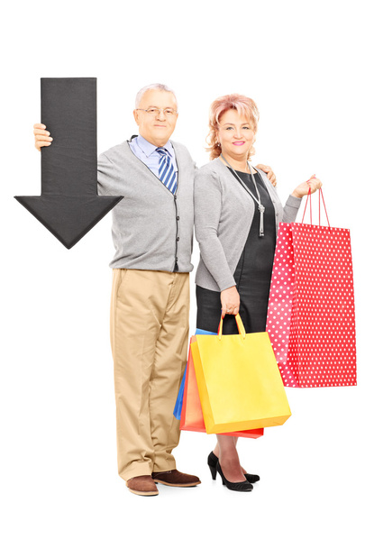 Couple holding shopping bagы - Fotó, kép