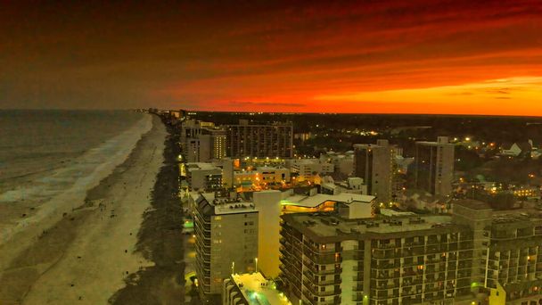 Vista aérea del horizonte de Myrtle Beach durante el atardecer desde el punto de vista de los drones, Carolina del Sur. - Foto, imagen