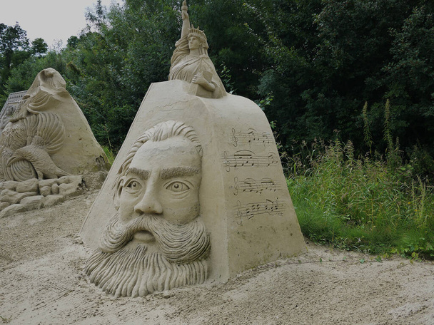 Lednice, República Checa - 17 de agosto de 2016 - figuras históricas da história checa modeladas a partir da areia do mar - parque de areia no final das férias de verão - Foto, Imagem