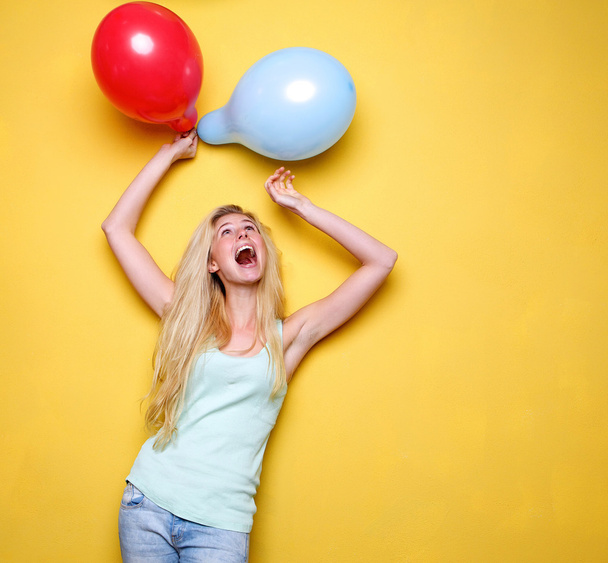 Молодая женщина празднует воздушными шарами
 - Фото, изображение
