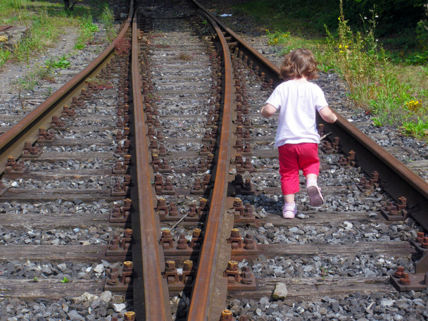 κορίτσι σε σιδηροδρομικές γραμμές - Φωτογραφία, εικόνα