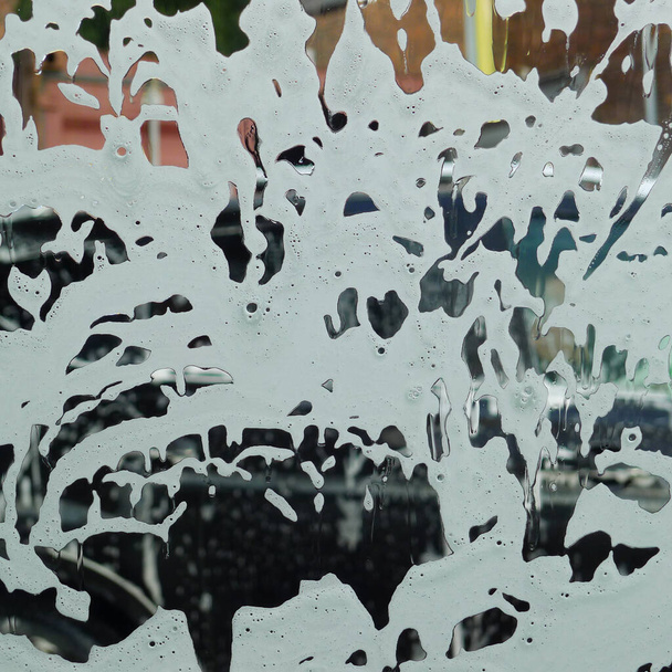 自動洗車機で洗浄されている車内からのフロントガラスの表示. - 写真・画像