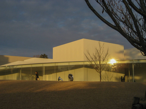 Muzeum Sztuki Współczesnej XXI wieku, Kanazawa, Japonia, oglądane późnym popołudniem, złota godzina. - Zdjęcie, obraz