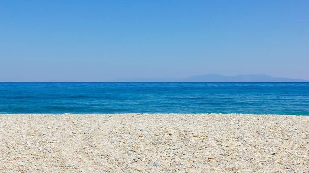 Pebble beach and blue sky. Life balance and harmony. Summer vacation concept. Minimalism - Fotoğraf, Görsel