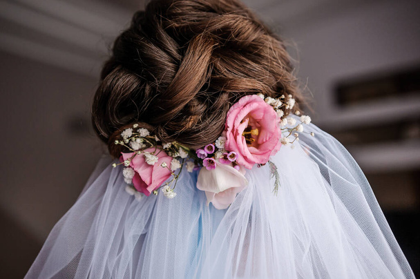 ウェディングヘアジュエリー。結婚式の髪の花輪。ダイアデム。花嫁のための装飾 - 写真・画像