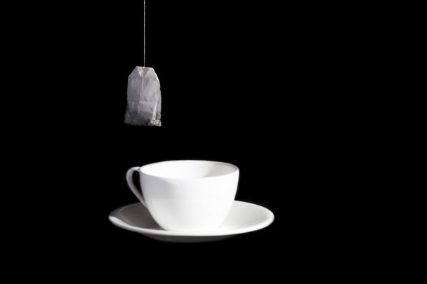біла чашка на чорному фоні
 - Фото, зображення