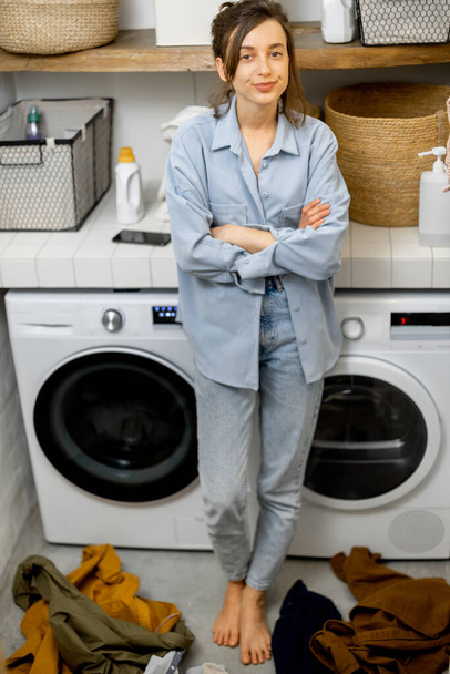 Retrato de una joven ama de casa feliz con ropa limpia - Foto, imagen
