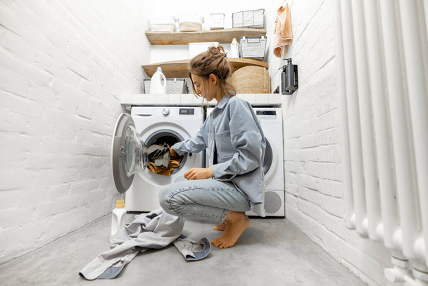 Nő mosás ruhák otthon - Fotó, kép