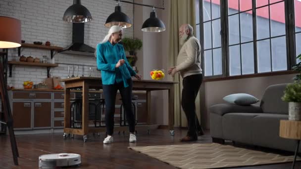 Zemini temizlemekten uzak dans eden mutlu yaşlı insanlar - Video, Çekim