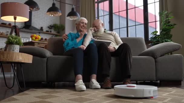Glückliches altes Paar mit Chihuahua entspannt am Tablet - Filmmaterial, Video