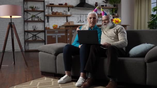 Onnelliset vanhimmat onnittelevat lasta syntymäpäivällä - Materiaali, video