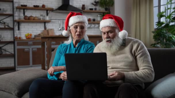 Feliz pareja de ancianos charlando con la familia a distancia - Imágenes, Vídeo