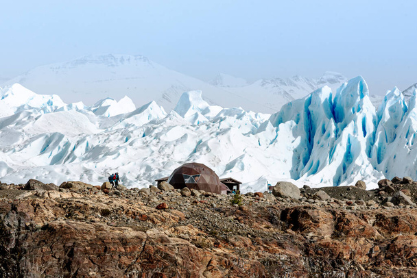 alpiniści przybywający do obozu na zboczu lodowca Perito Moreno - Zdjęcie, obraz