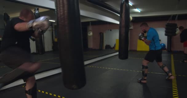 Scatola calcio allenamento con sacchi da boxe all'interno di un garage - Filmati, video