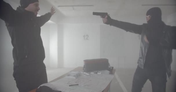 Aggressive Kriminelle kämpfen um den Fang - Filmmaterial, Video