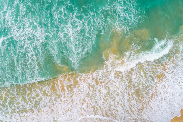 Top vista aérea deslumbrante bela paisagem do mar praia onda de areia com água azul-turquesa Phuket Tailândia - Foto, Imagem