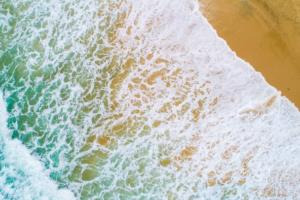 Üst hava manzaralı turkuaz su arka planının sahil arkaplanı. Yaz Denizi Seyahati - Fotoğraf, Görsel