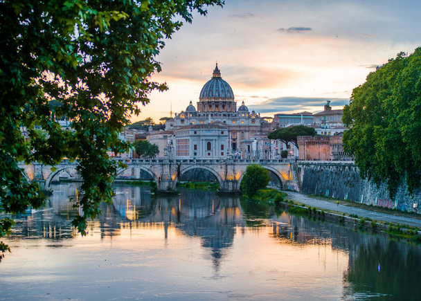 widok Watykanu na Tyber w bardzo pięknym świetle zachodu słońca - Zdjęcie, obraz