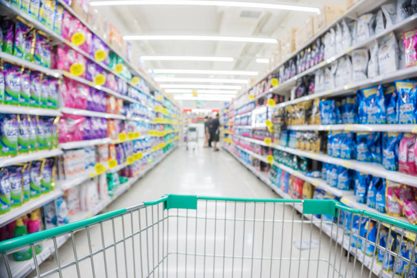 Comida y bebida borrosa en el estante en el supermercado con producto colorido del carrito - Foto, Imagen